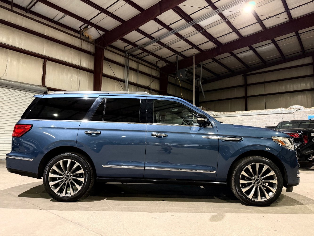 Used 2019 Lincoln Navigator Select w/ Technology Package RWD image 4