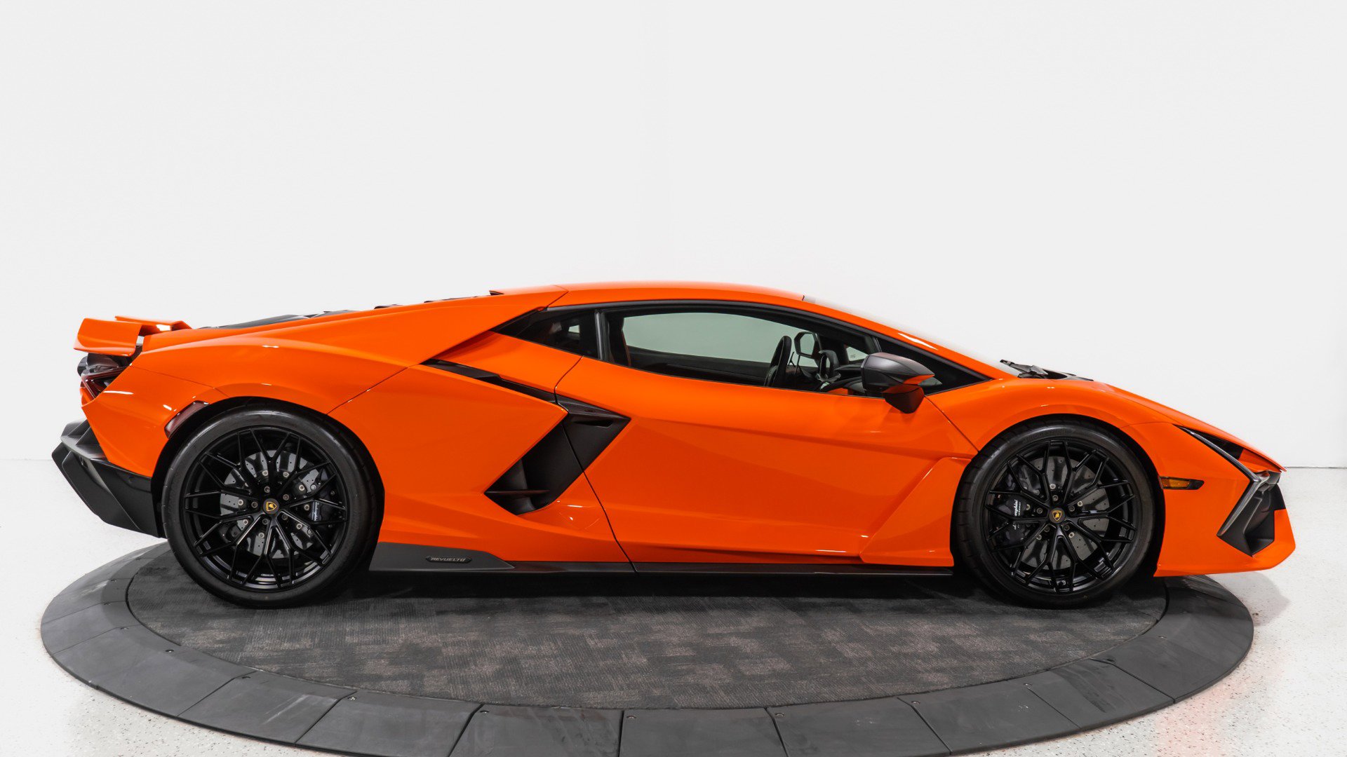 Used 2025 Lamborghini Revuelto image 10