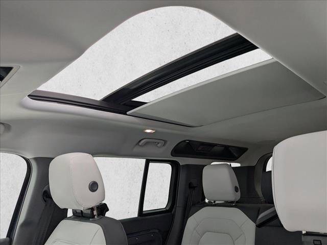 New 2026 Land Rover Defender 110 X-Dynamic SE image 18