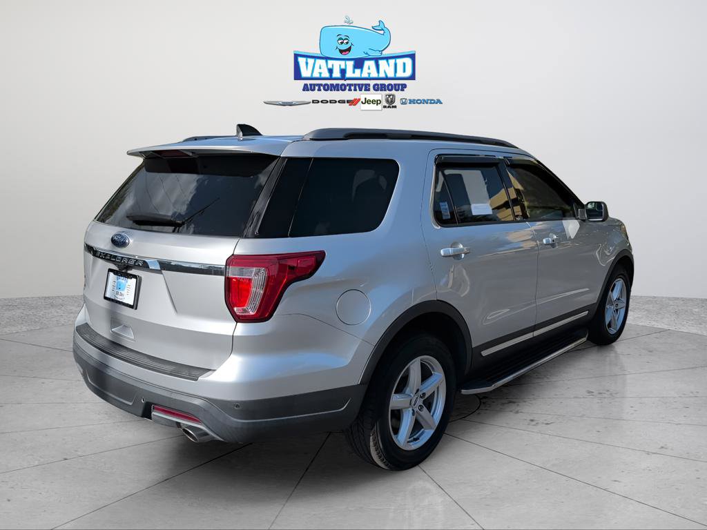 Used 2018 Ford Explorer XLT image 5