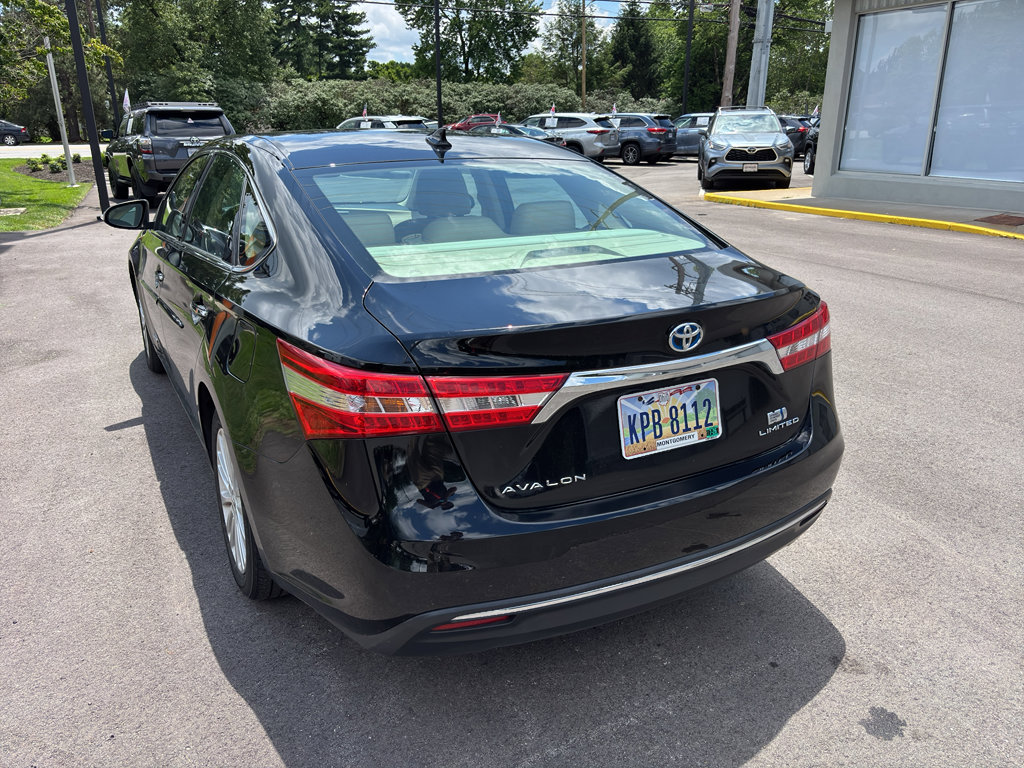 Used 2015 Toyota Avalon Limited w/ Technology Package FWD image 3