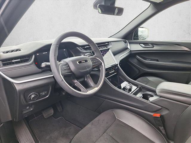 Used 2025 Jeep Grand Cherokee Altitude image 9