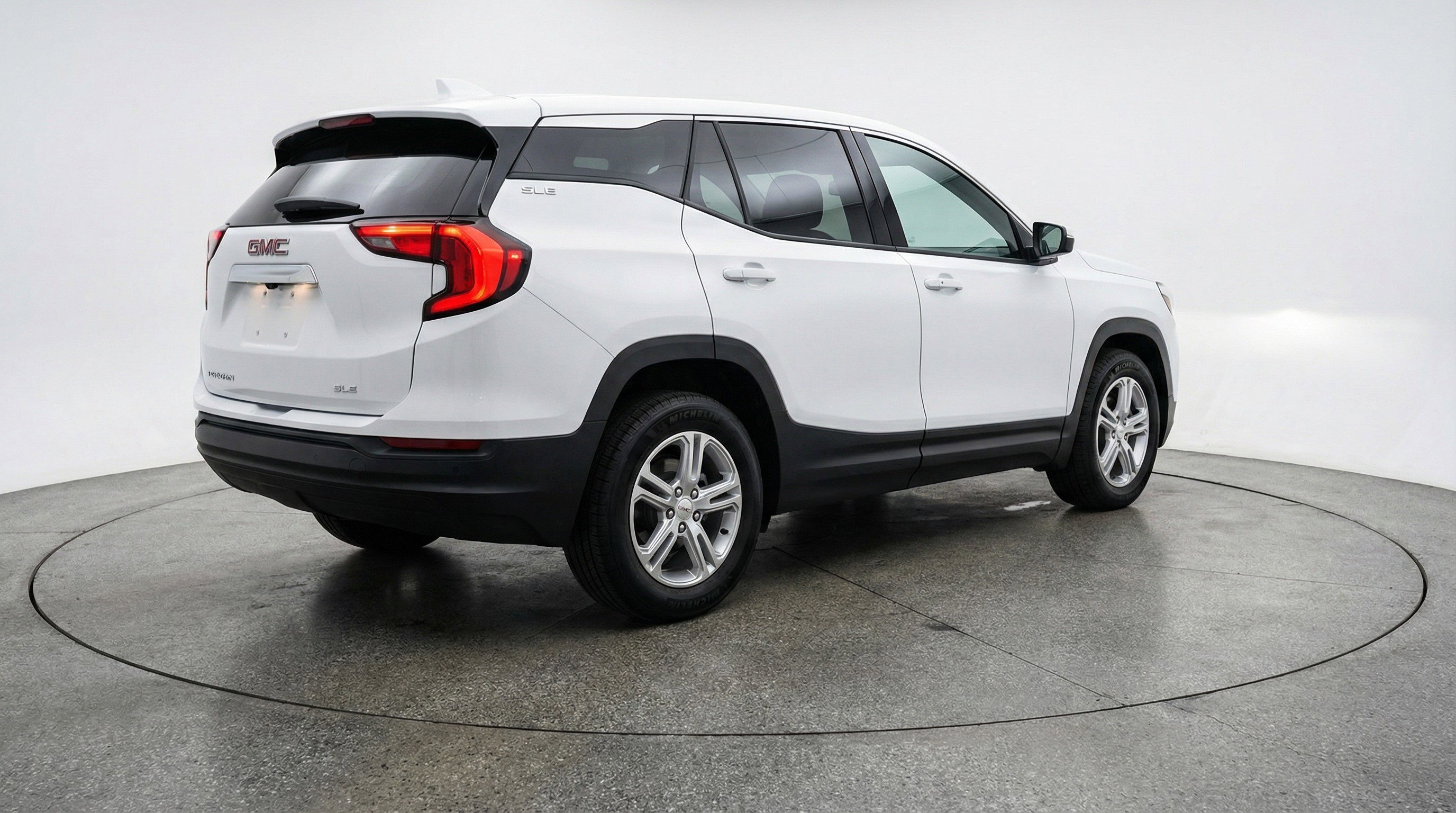 Used 2024 GMC Terrain SLE image 9
