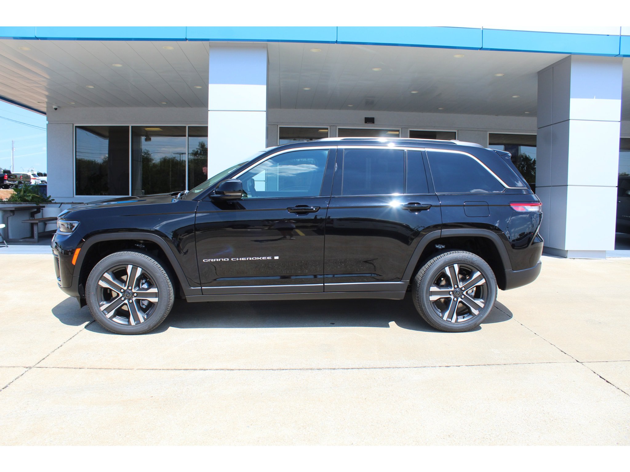 New 2027 Jeep Grand Cherokee Limited AWD/4WD image 2
