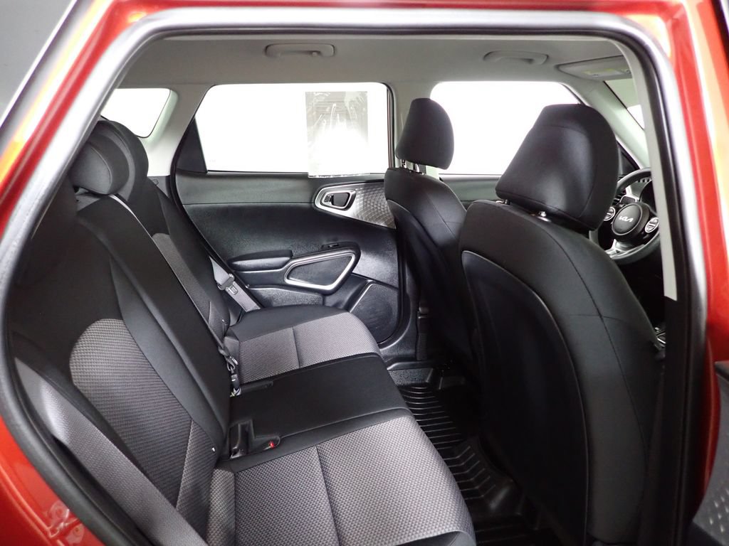 Used 2025 Kia Soul LX FWD image 31