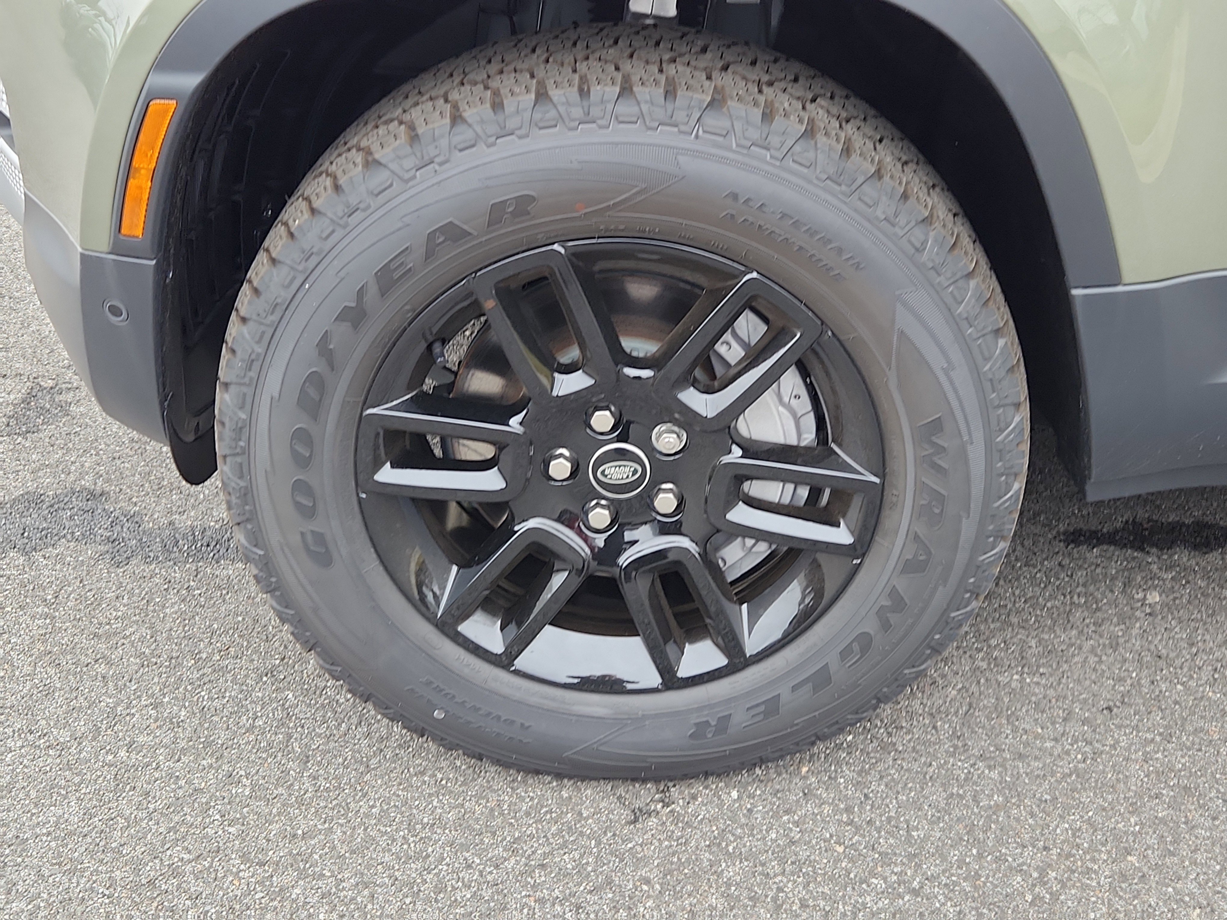 Used 2025 Land Rover Defender 130 S image 9