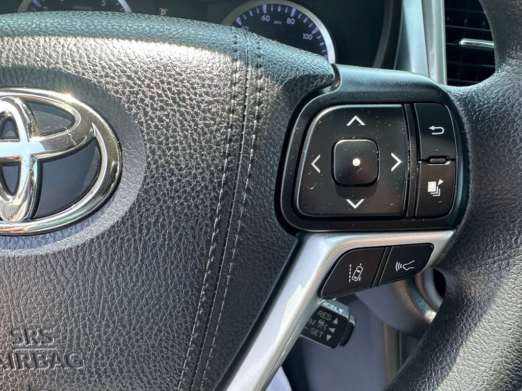 Used 2019 Toyota Highlander LE AWD/4WD image 17