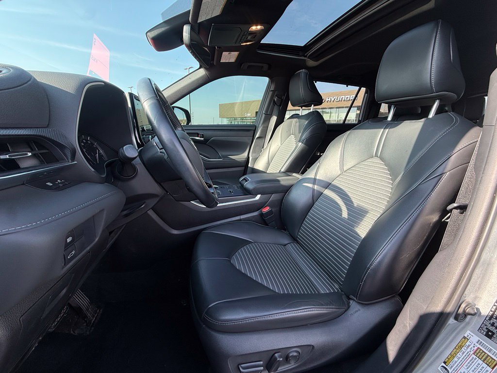Used 2021 Toyota Highlander XSE FWD image 22