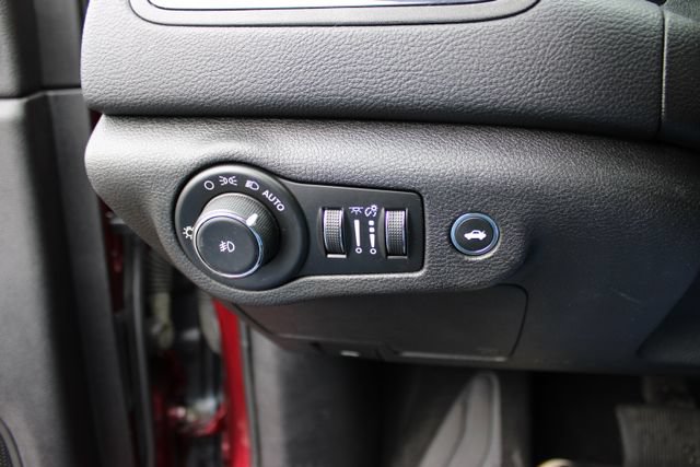 Used 2015 Chrysler 200 S FWD image 11