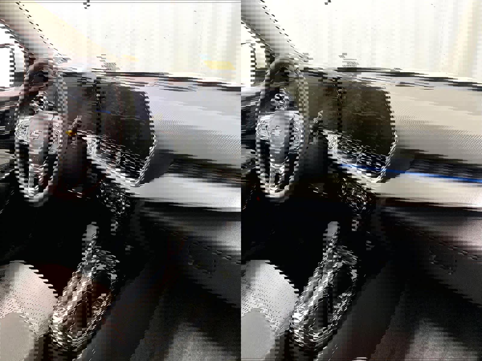 Used 2025 Chevrolet Trax LT w/ LT Convenience Package image 14