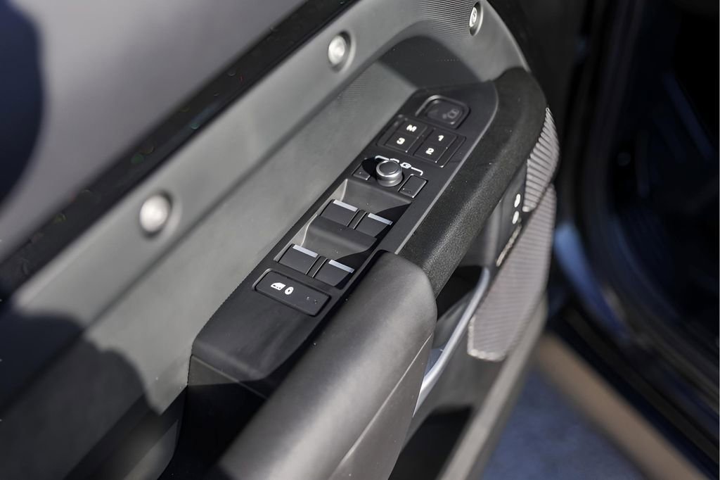 Used 2023 Land Rover Defender 110 V8 image 25