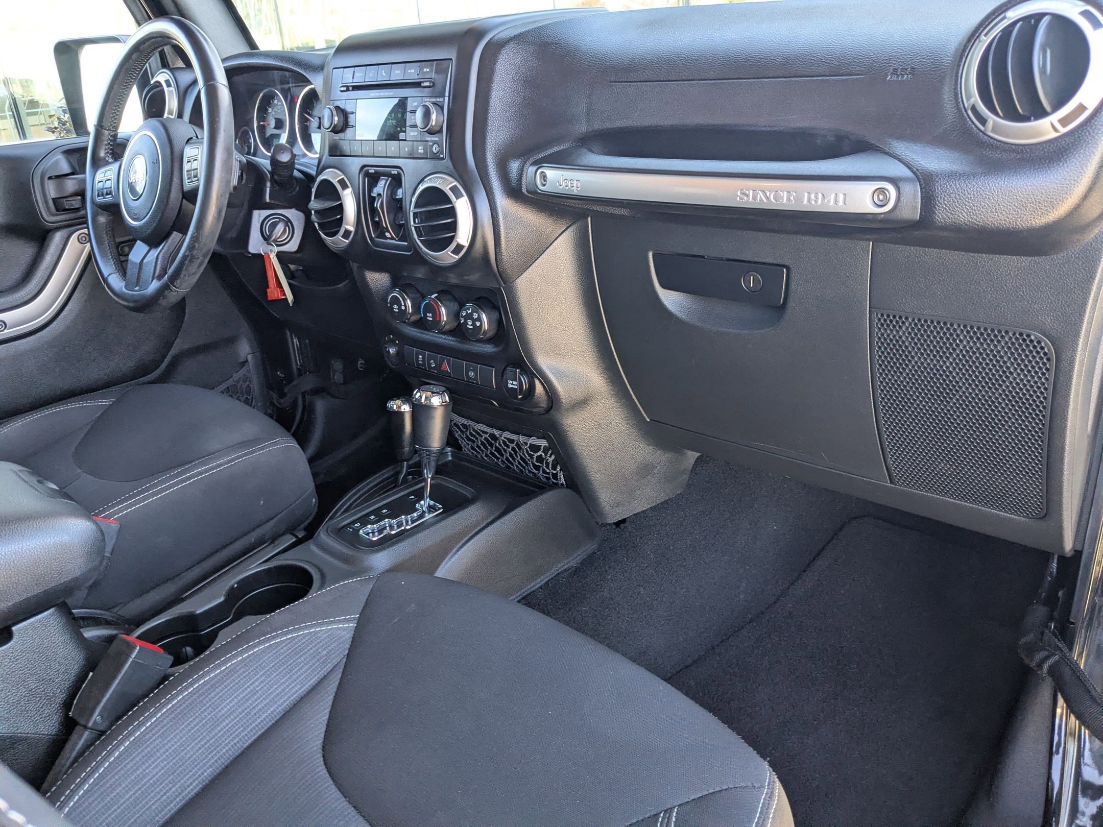 Used 2015 Jeep Wrangler Unlimited Sahara w/ Connectivity Group image 29