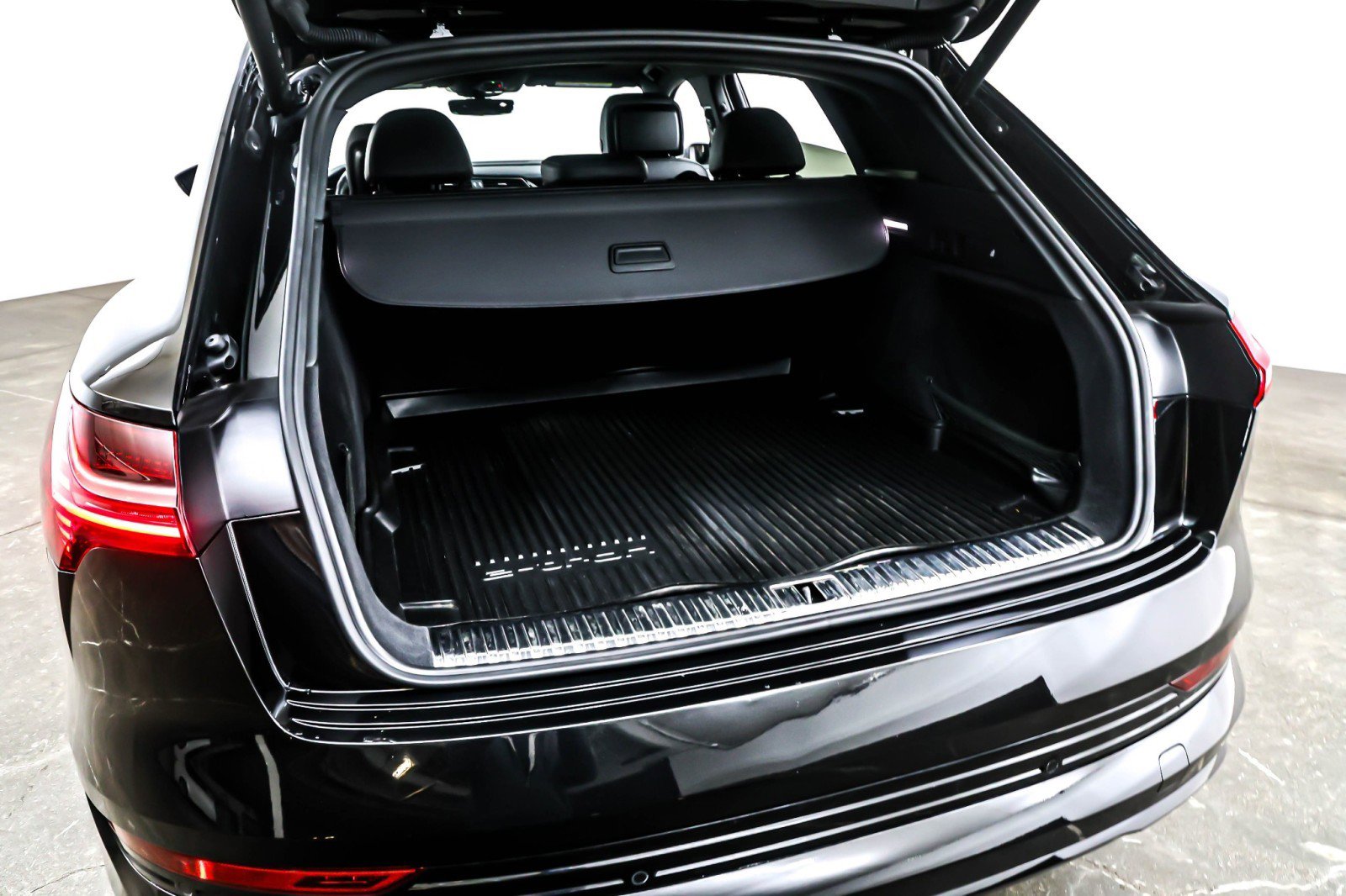 Used 2022 Audi e-tron Premium w/ Convenience Plus Package image 23