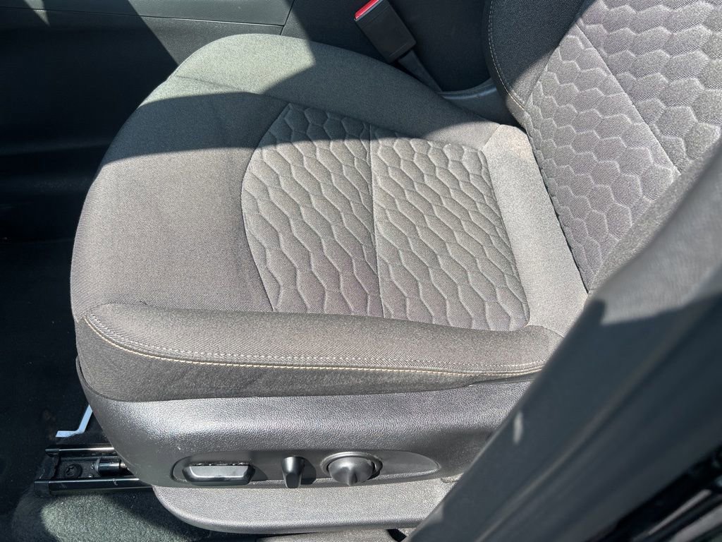 Used 2020 Chevrolet Equinox LT w/ Driver Convenience Package image 17