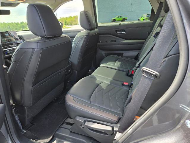 Certified 2025 Nissan Pathfinder Platinum w/ Cargo Package AWD/4WD image 9