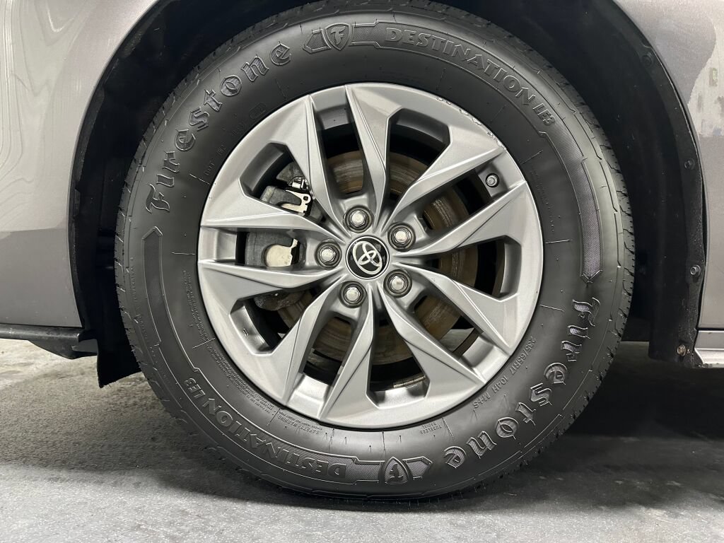 Used 2024 Toyota Sienna XLE AWD/4WD image 6