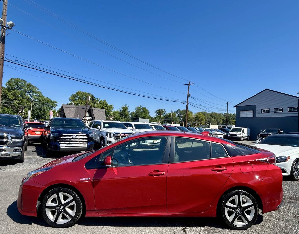 Used 2018 Toyota Prius Four Touring w/ Premium Convenience Package FWD image 2