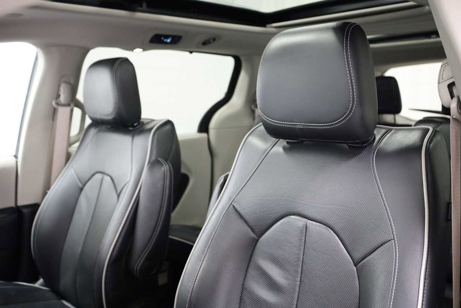 Used 2021 Chrysler Pacifica Limited AWD/4WD image 17