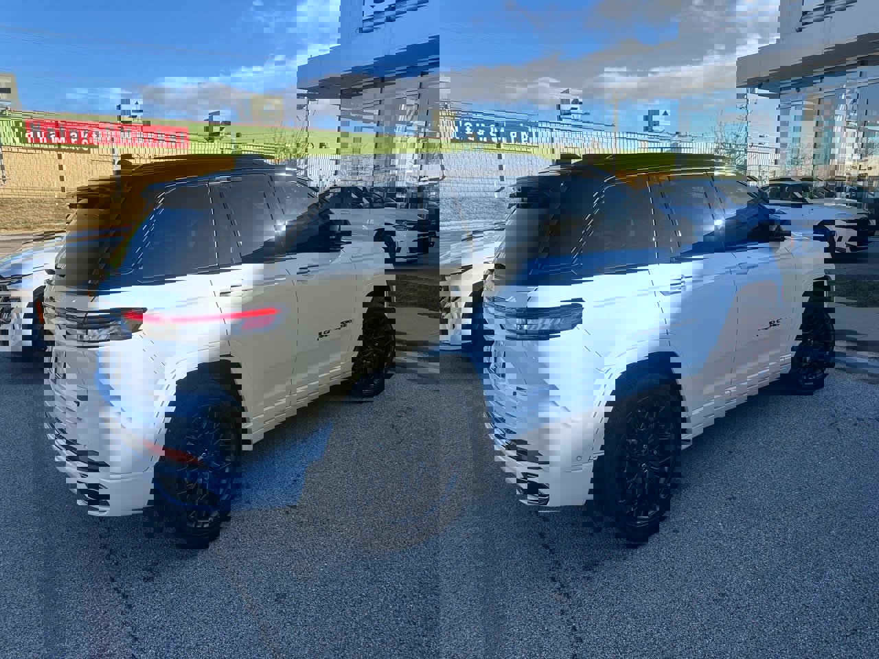 Used 2024 Jeep Grand Cherokee Summit image 4