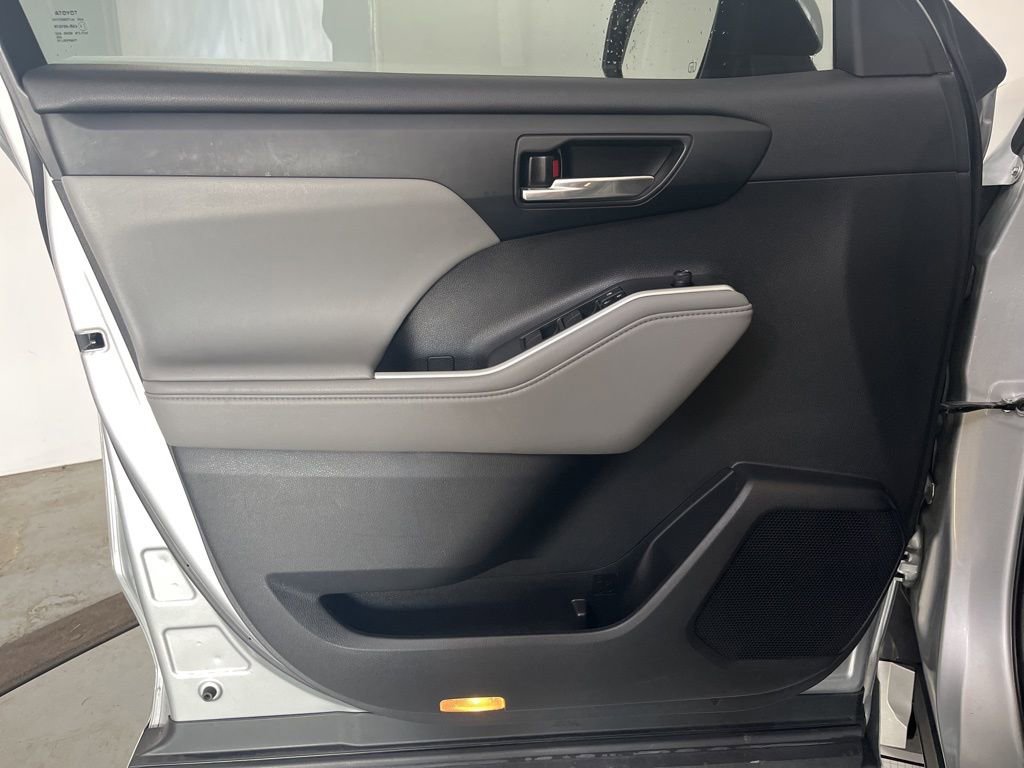 Used 2022 Toyota Highlander XLE AWD/4WD image 29