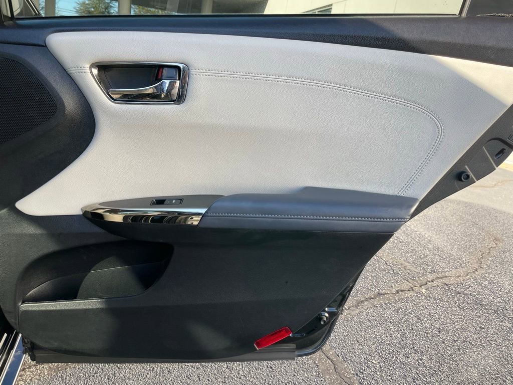 Used 2013 Toyota Avalon XLE image 33