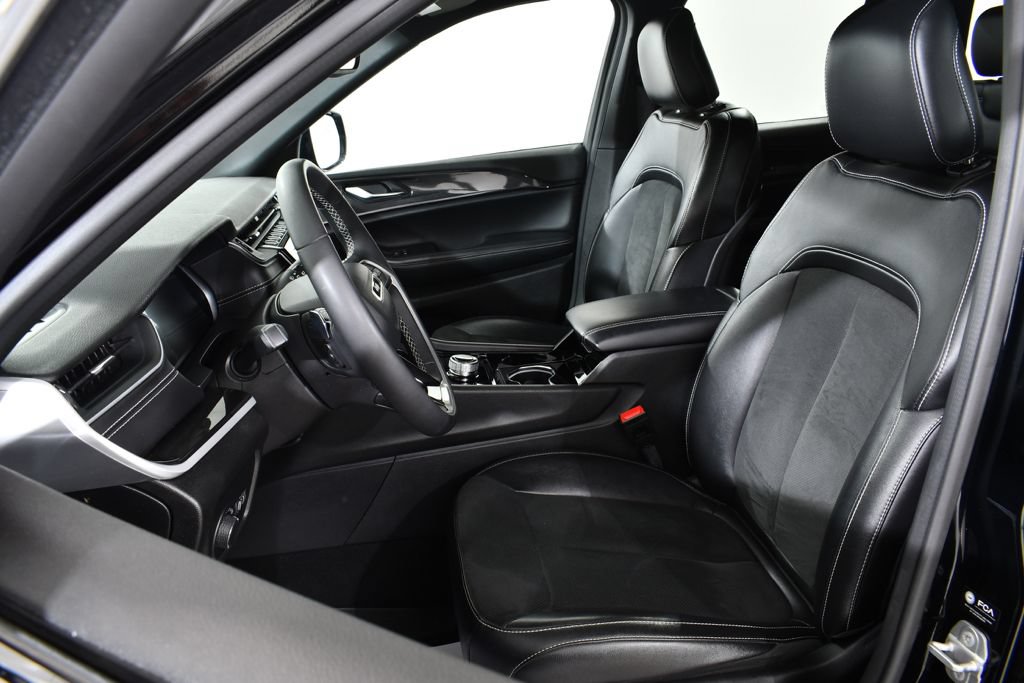 Used 2023 Jeep Grand Cherokee Altitude AWD/4WD image 6