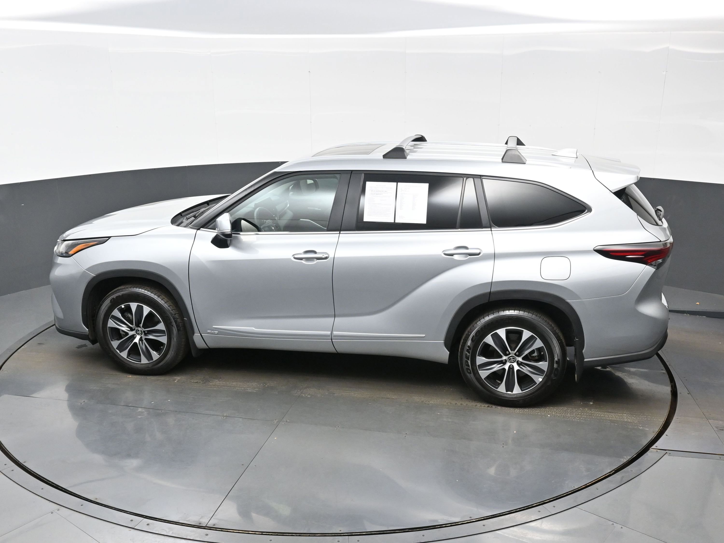 Used 2025 Toyota Highlander XLE AWD/4WD image 38