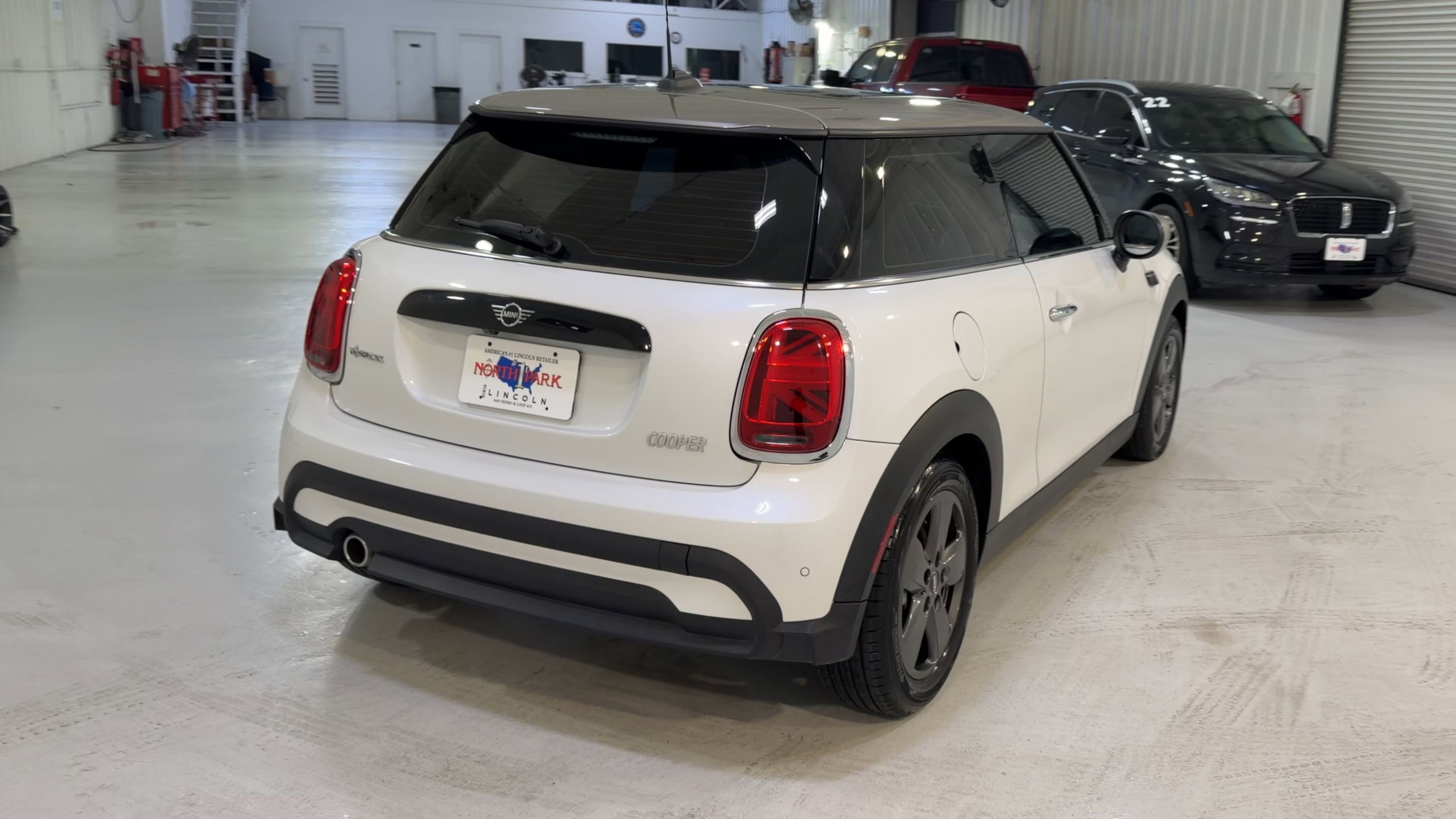 Used 2024 MINI Cooper 2-Door Hardtop w/ Signature Upholstery Package FWD image 9