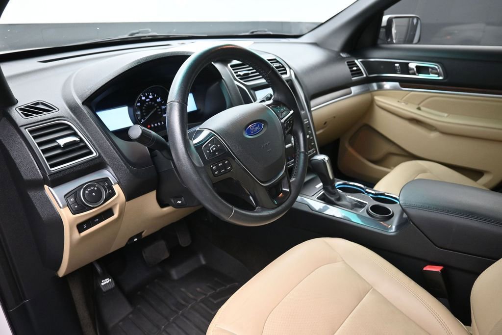Used 2016 Ford Explorer Limited w/ Equipment Group 301A FWD image 18