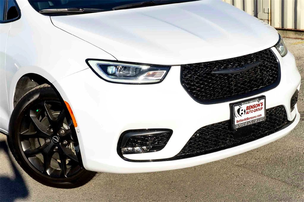 New 2026 Chrysler Pacifica Select w/ S Appearance Package image 3