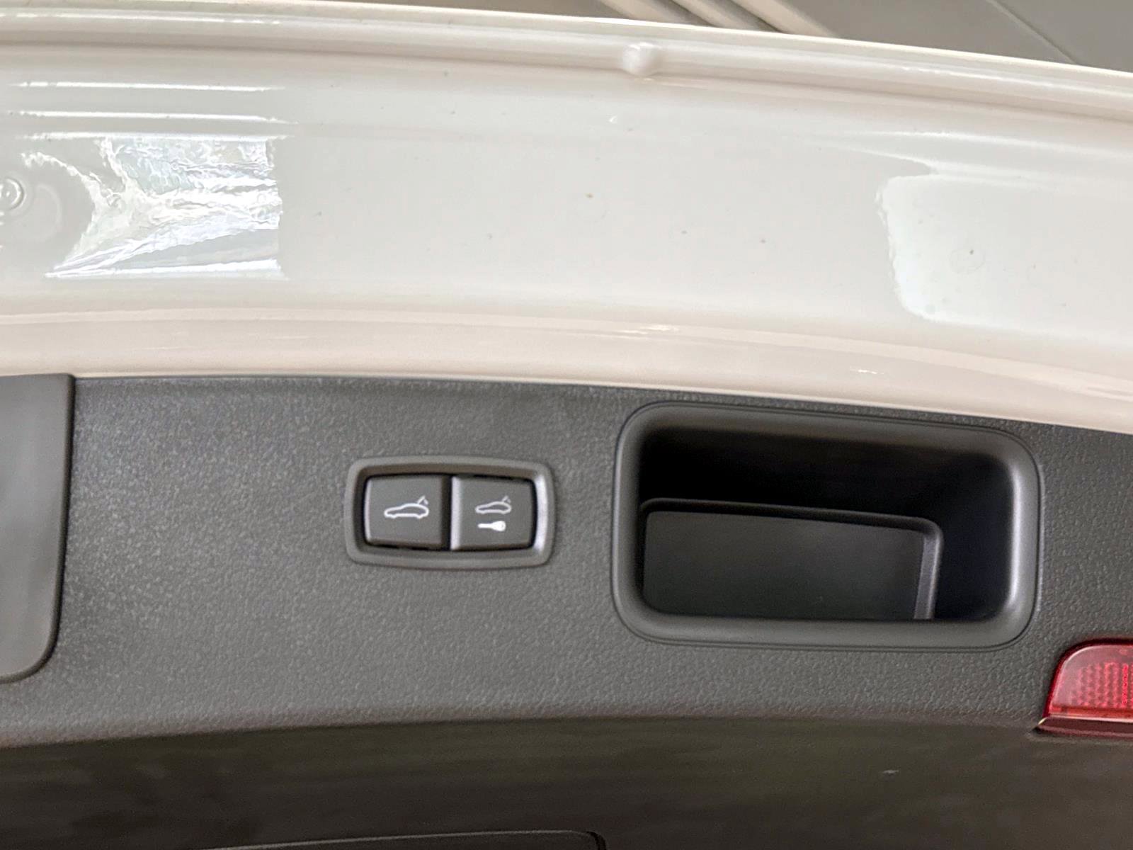 Certified 2026 Porsche Macan image 13