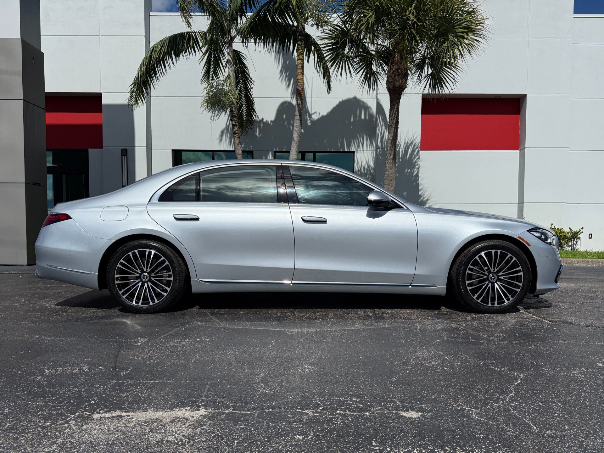 Used 2023 Mercedes-Benz S 580e 4MATIC Sedan image 2