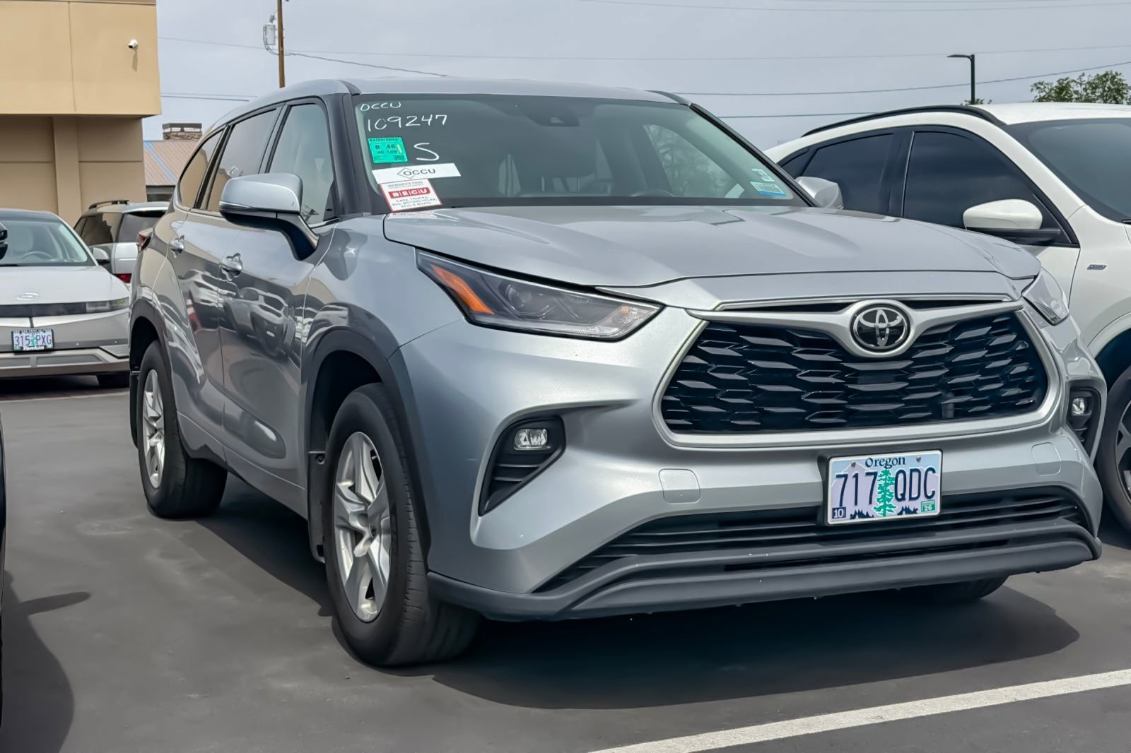 Used 2021 Toyota Highlander LE AWD/4WD image 2