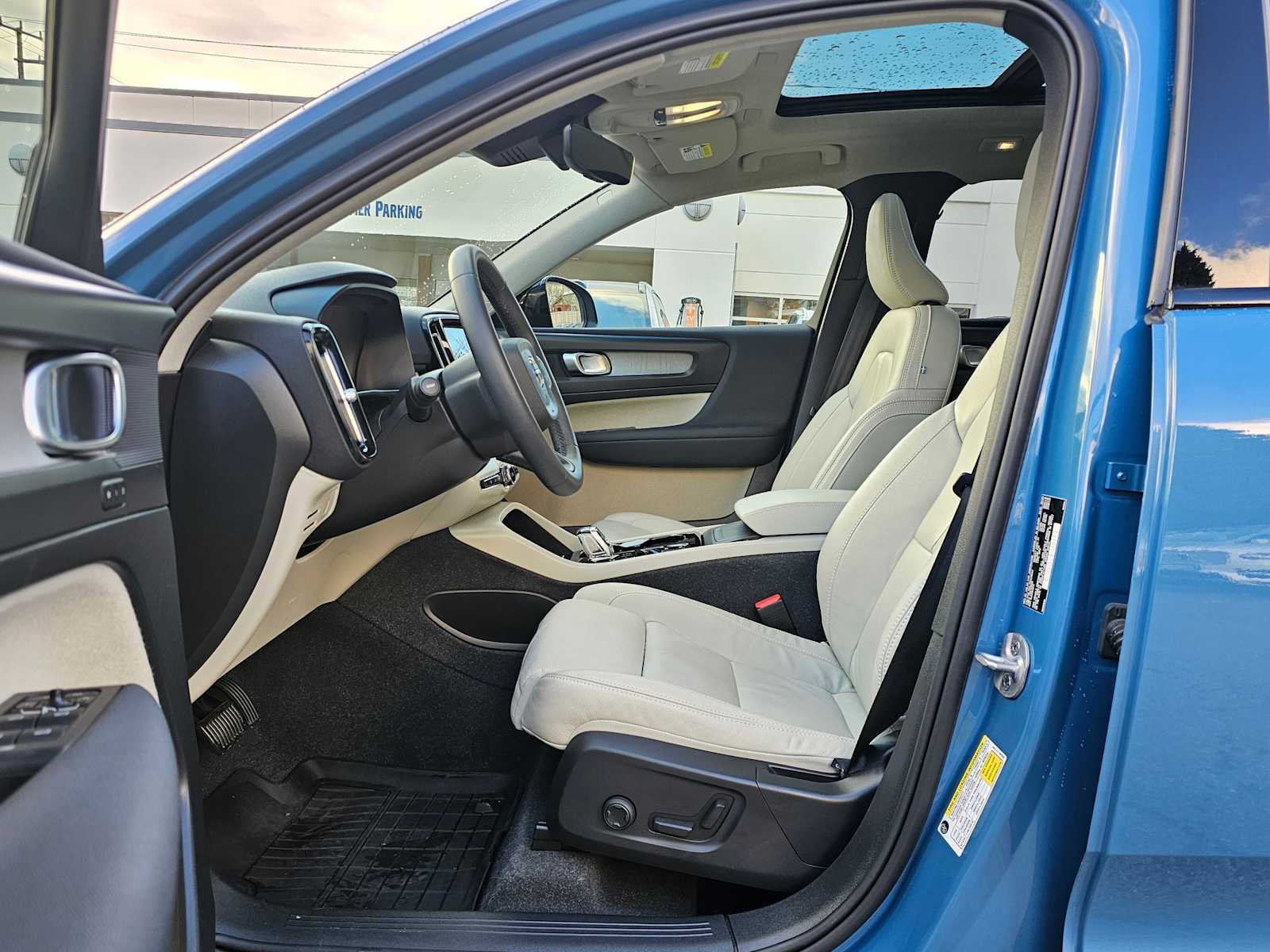 Certified 2024 Volvo XC40 B5 Plus w/ Protection Package Premier image 19