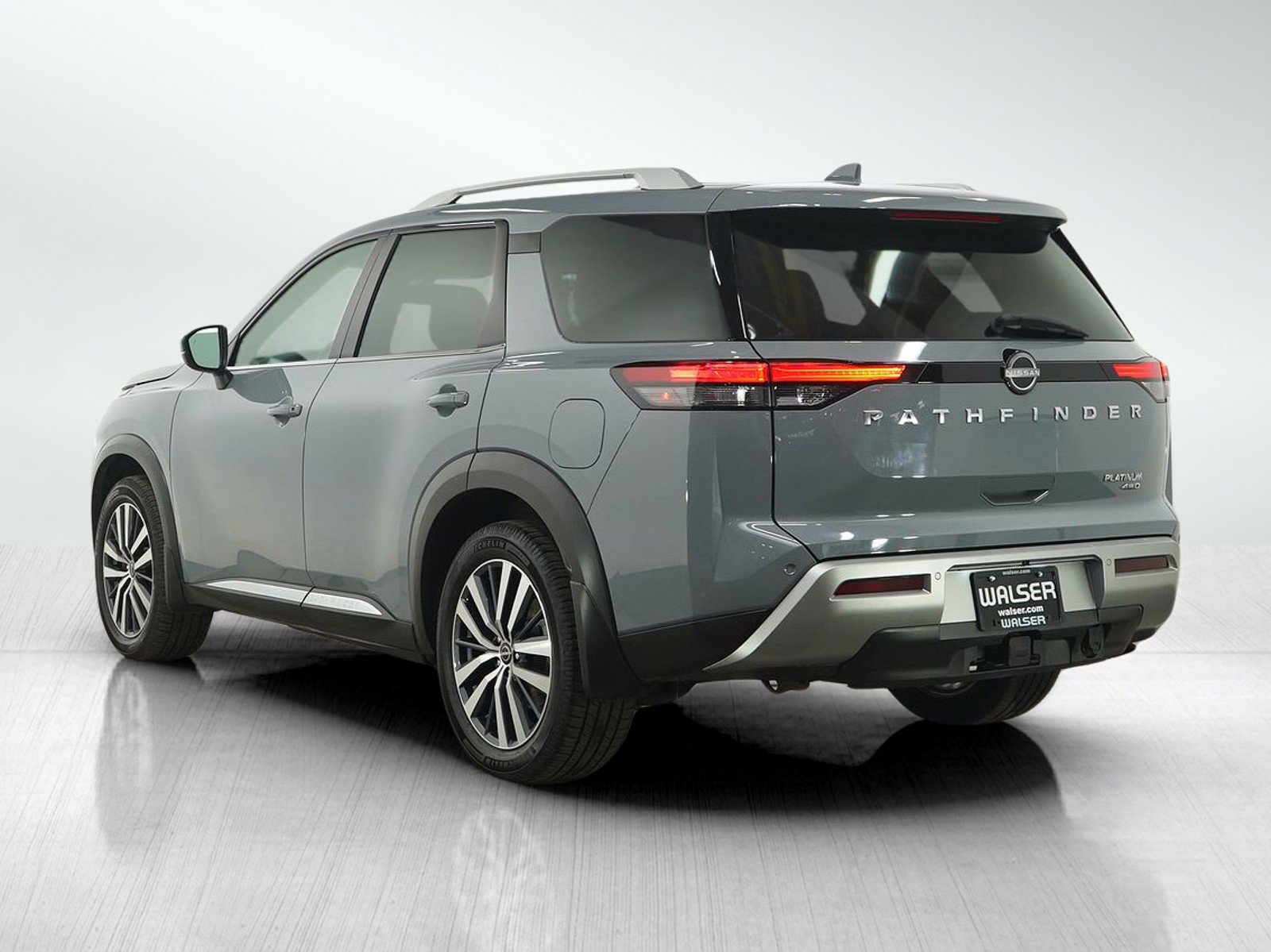 Used 2022 Nissan Pathfinder Platinum image 3