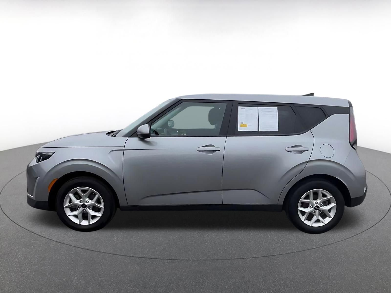 Used 2025 Kia Soul LX w/ LX Technology Package FWD image 8