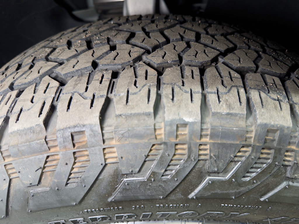 Used 2025 Rivian R1S Adventure Dual AWD/4WD image 32