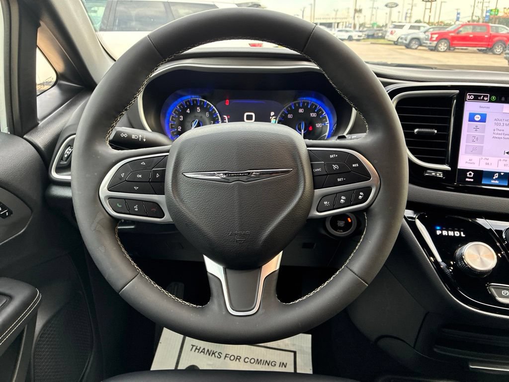Used 2025 Chrysler Pacifica Select FWD image 19