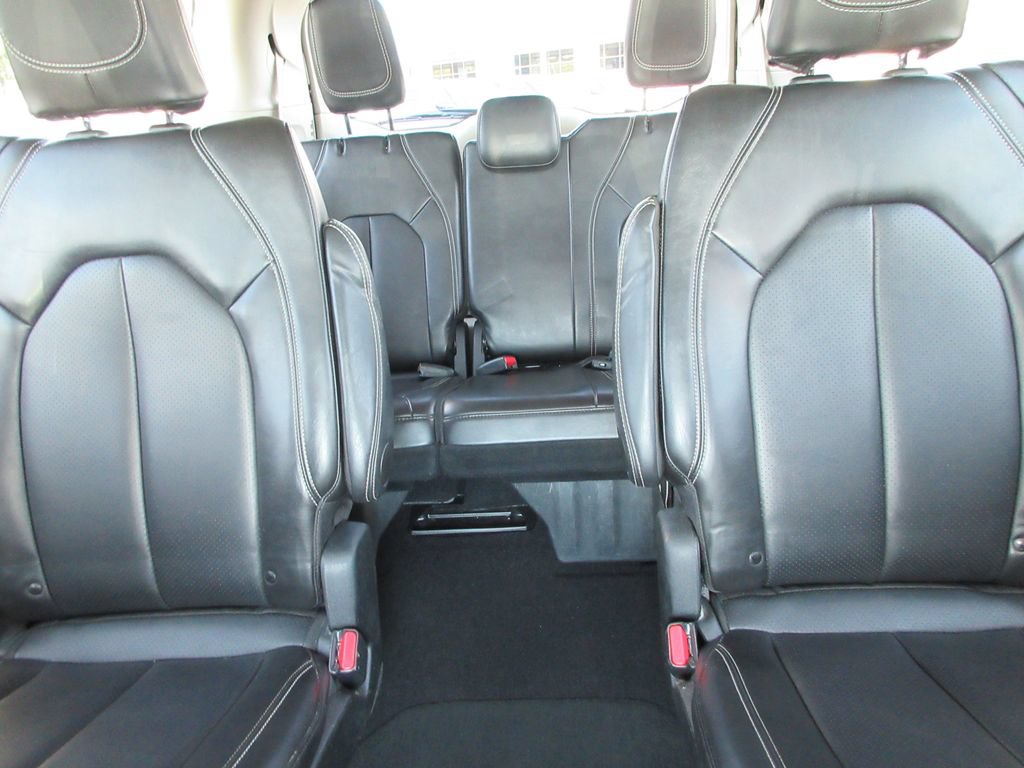 Used 2024 Chrysler Pacifica Touring-L FWD image 19