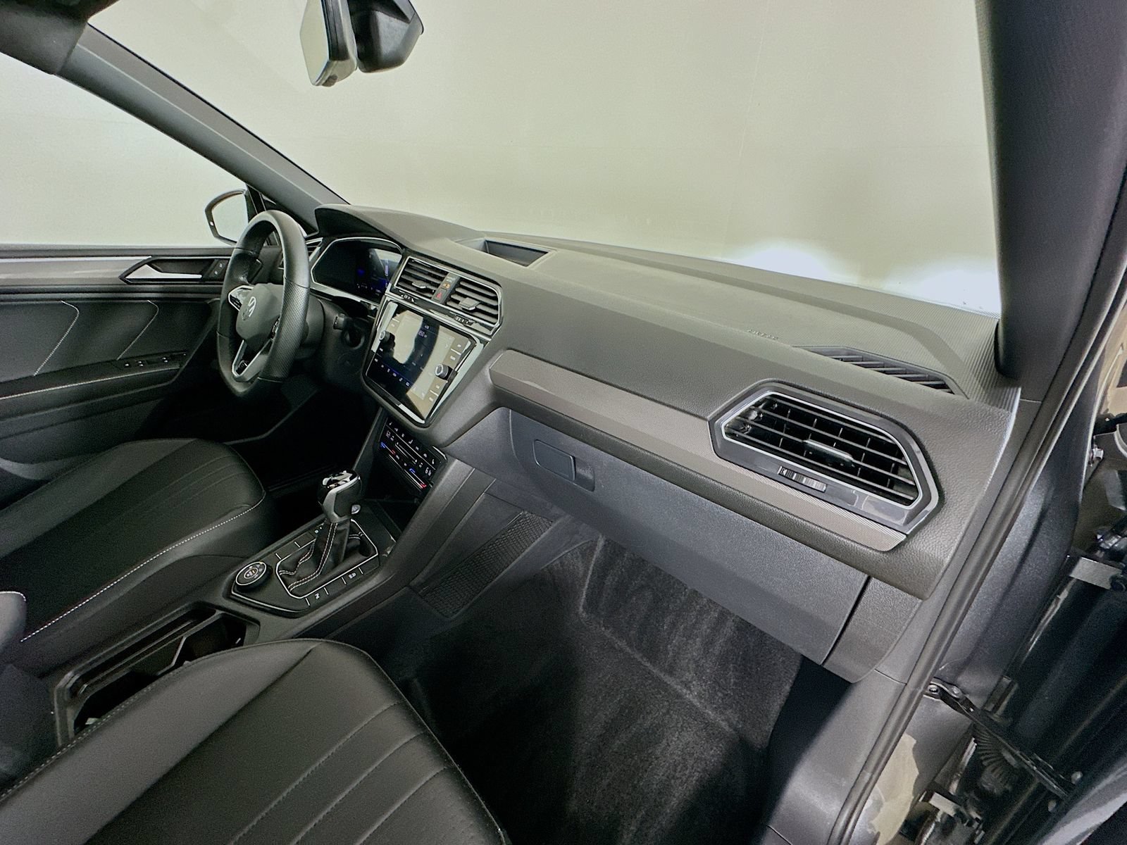 Used 2023 Volkswagen Tiguan SE R-Line AWD/4WD image 44