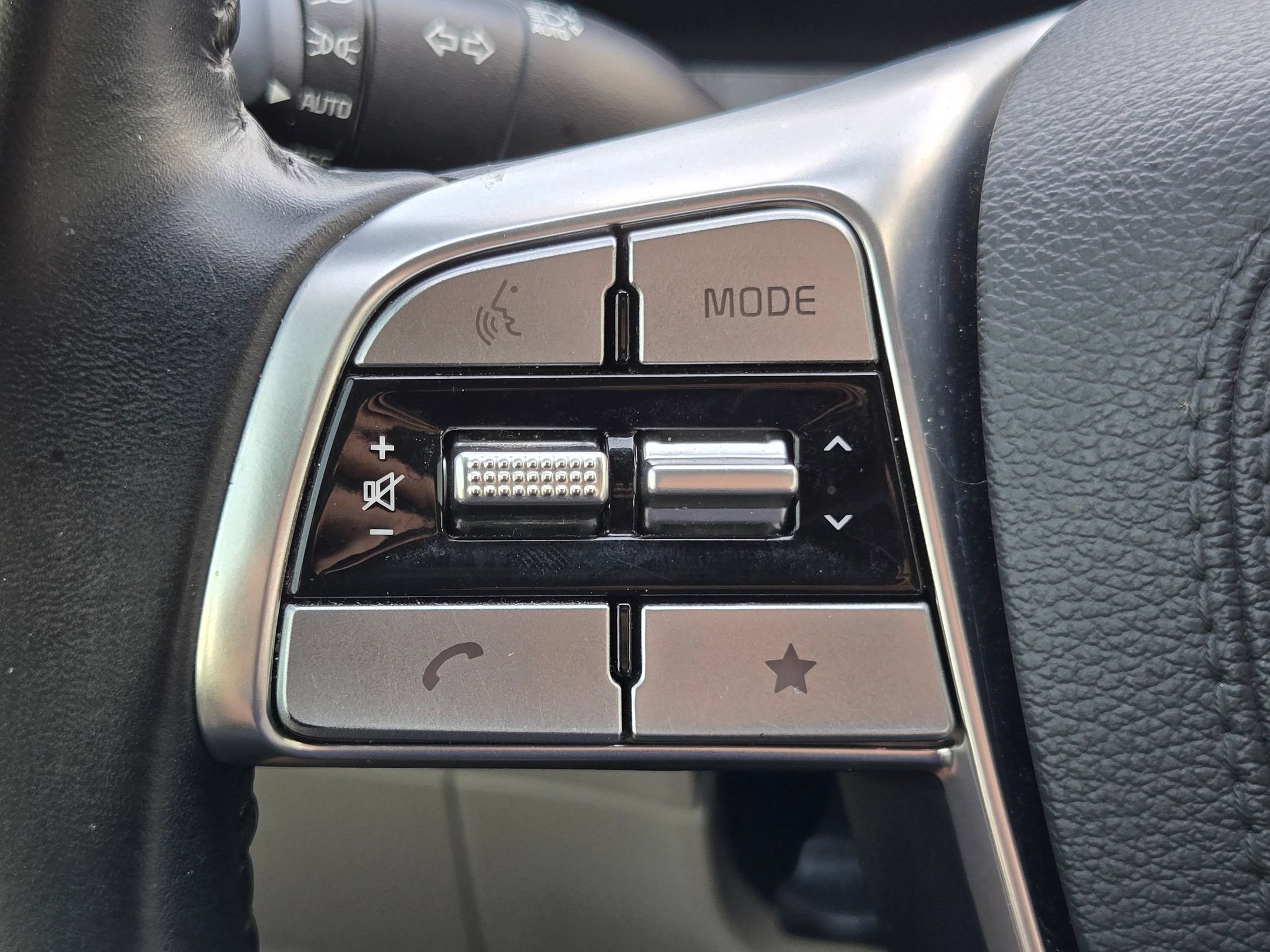 Used 2025 Kia Telluride EX w/ EX Captain's Chair Package FWD image 28