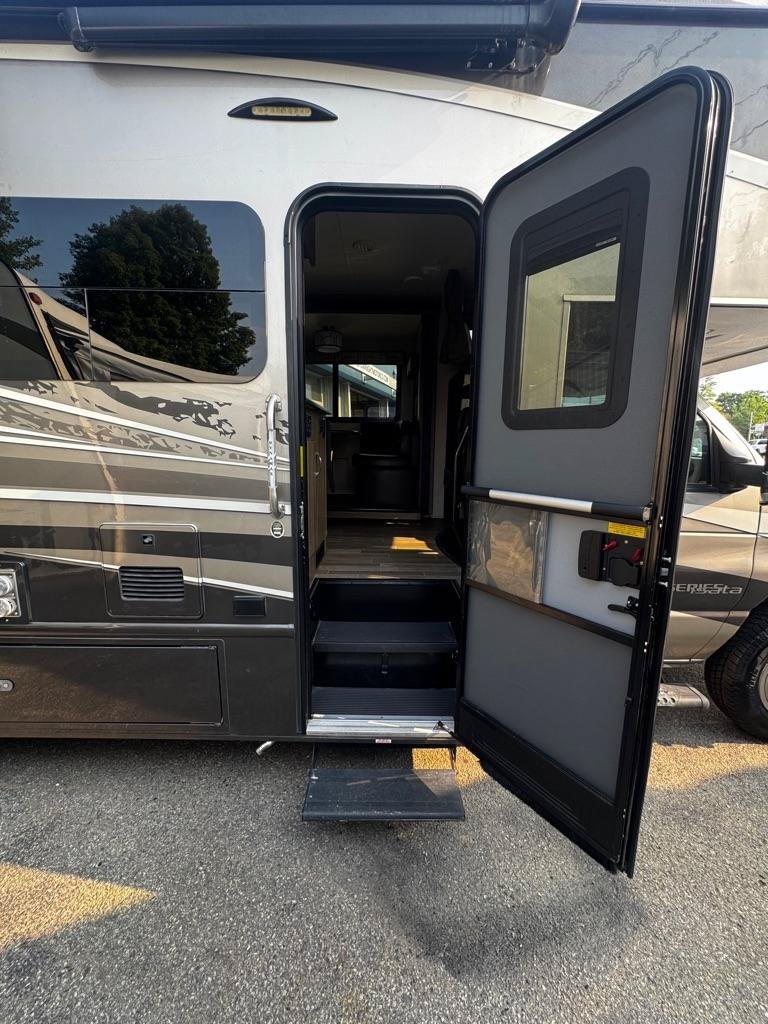 Used 2017 Ford E-450 and Econoline 450 Super Duty w/ Motorhome Prep Package RWD image 21