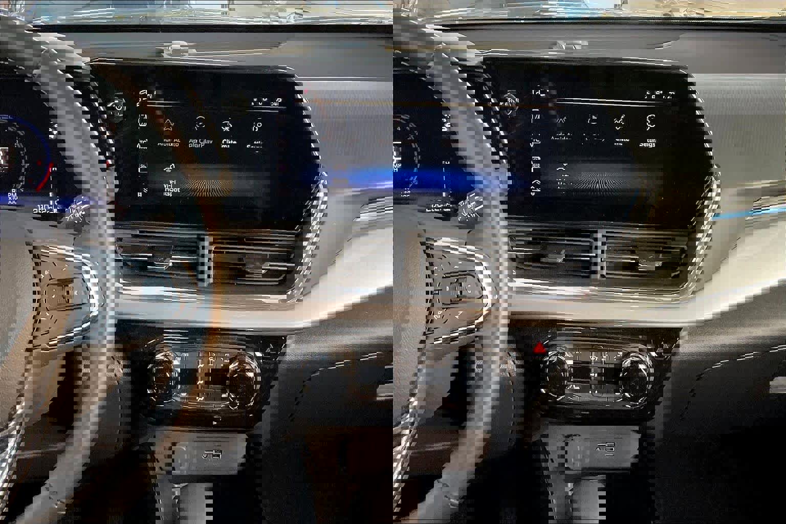 Used 2024 Chevrolet Trax LT w/ LT Convenience Package image 8