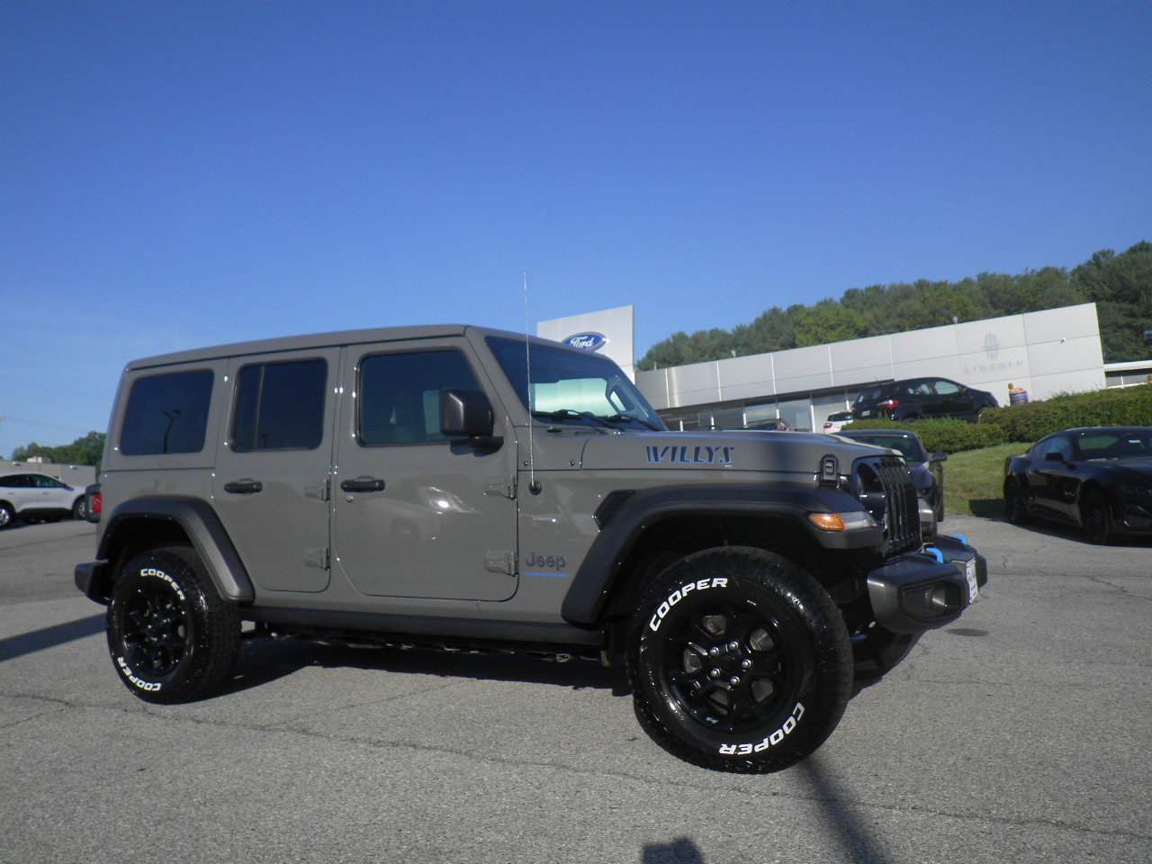 Used 2023 Jeep Wrangler Unlimited w/ Sun & Screen Package AWD/4WD image 7