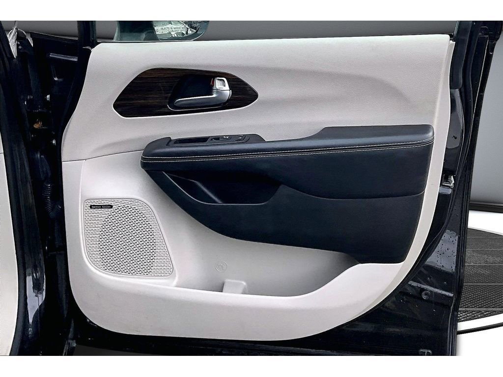 Used 2022 Chrysler Pacifica Limited image 21