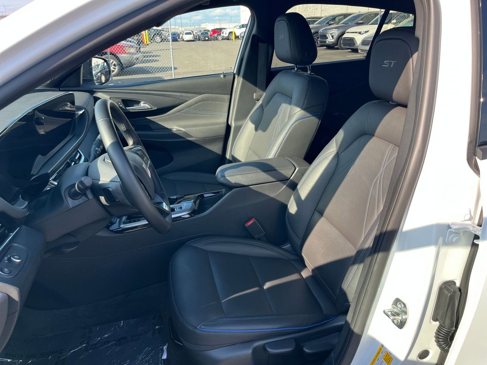 Used 2025 Buick Envista Sport Touring image 36