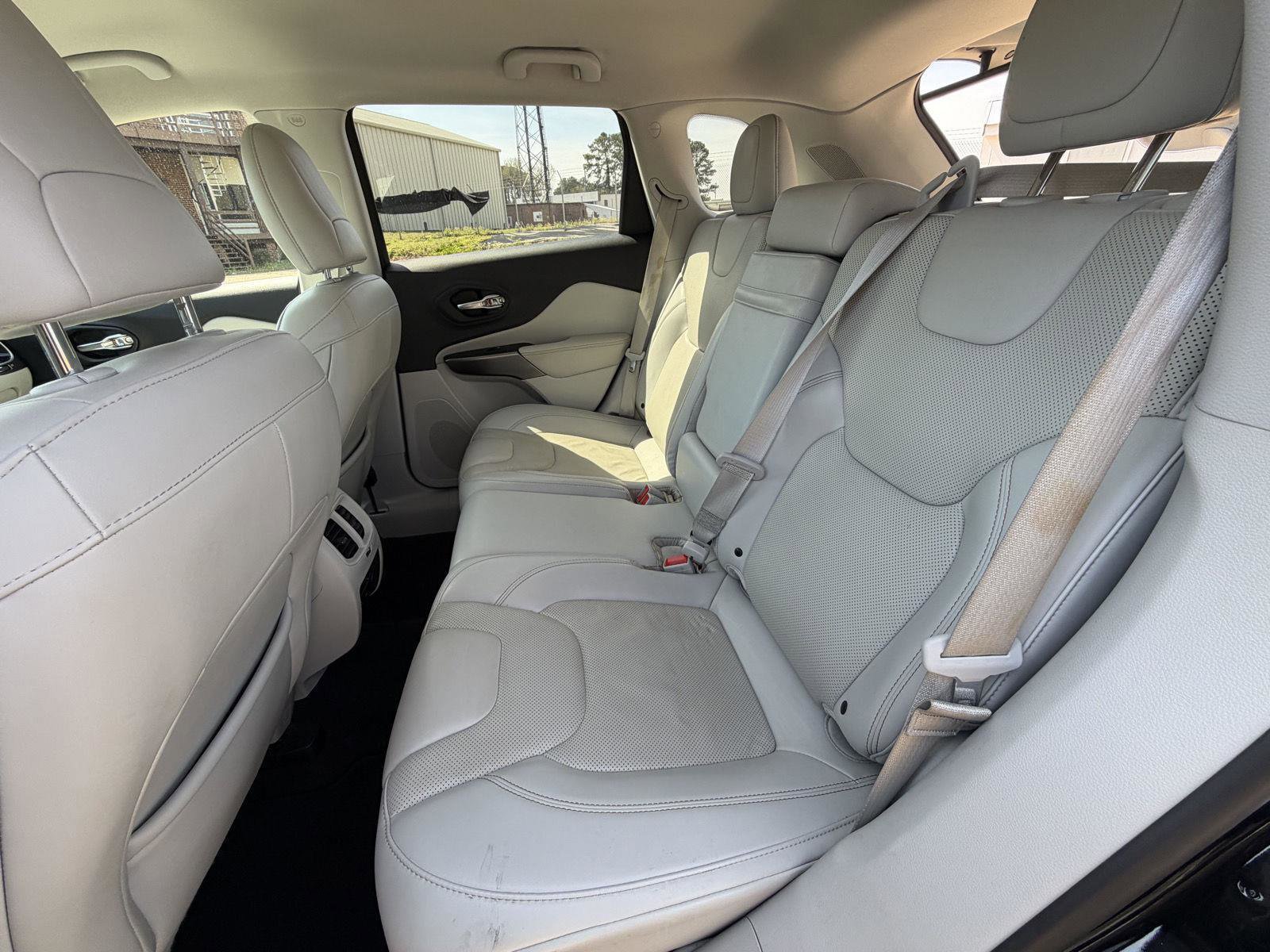 Used 2019 Jeep Cherokee Limited image 15