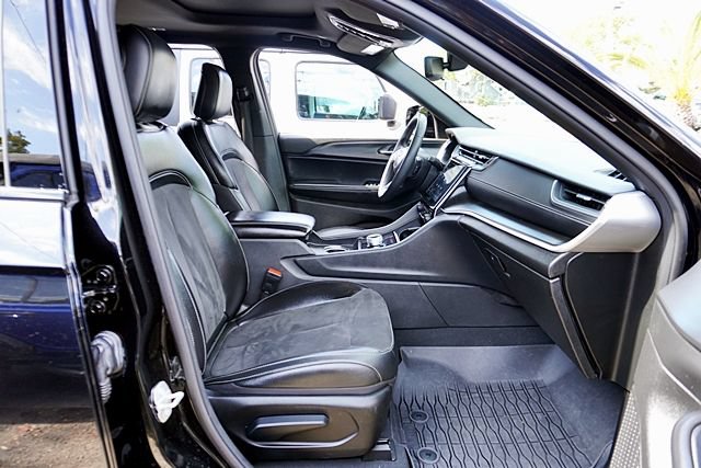 Used 2023 Jeep Grand Cherokee L Altitude AWD/4WD image 11