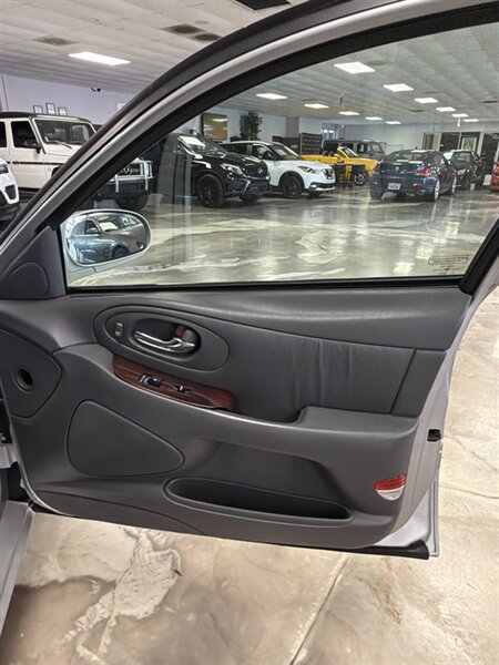 Used 2001 Oldsmobile Aurora 3.5 w/ Convenience Pkg FWD image 24