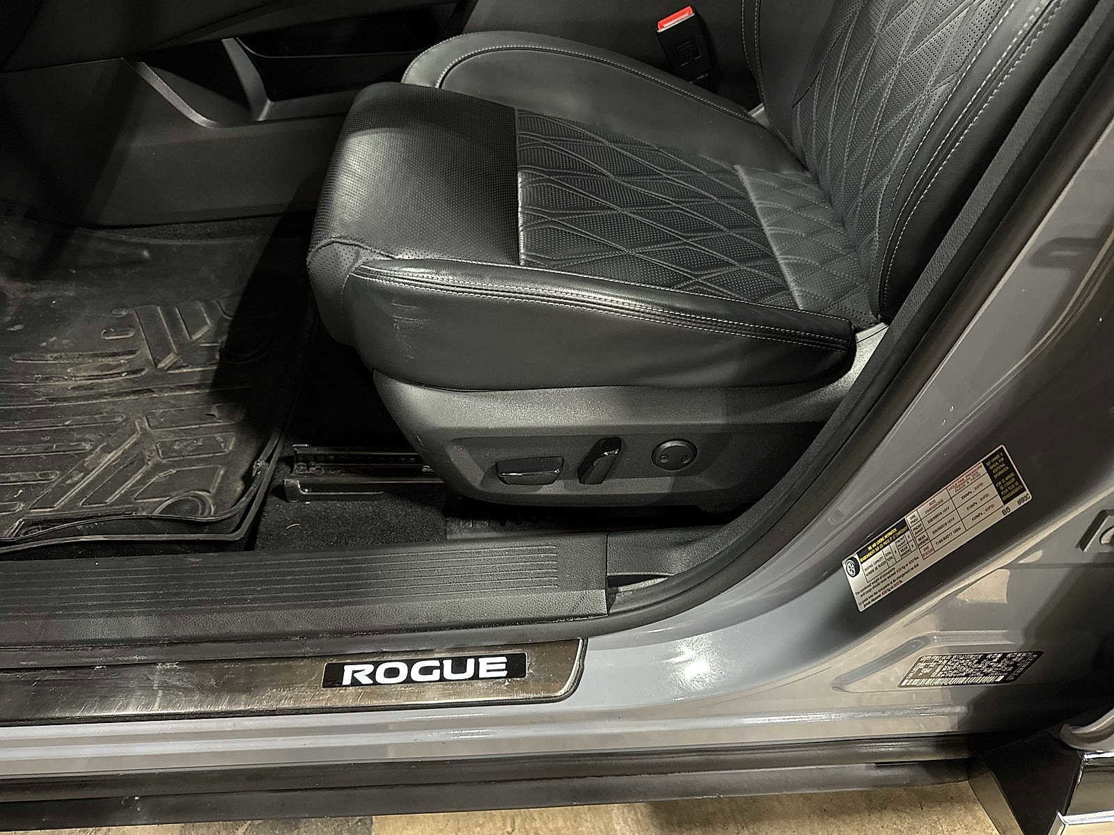 Used 2024 Nissan Rogue Platinum w/ Platinum Premium Package AWD/4WD image 24
